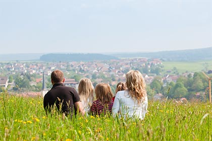 familie kijkt naar de stad