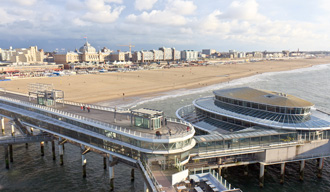 Luchtfoto van de pier en het strand van Scheveningen