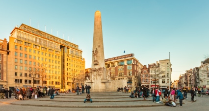 Dam van amsterdam in de zon