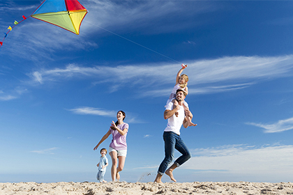 Gezin op het strand