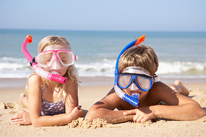 Kids met snorkel op het strand