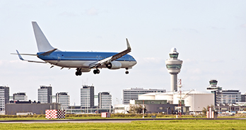 Vliegtuin landt op Schiphol