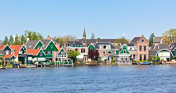 Huizen aan het water in Noord-Holland