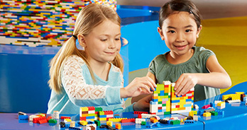 Kinderen bij Legoland in Scheveningen
