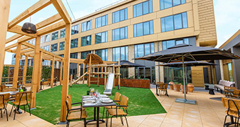 Binnentuin Fletcher Hotel-Restaurant ByZoo Emmen