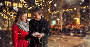 romantische wandeling in de winter