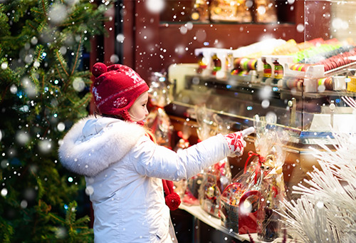 kind bij een kerstwinkel