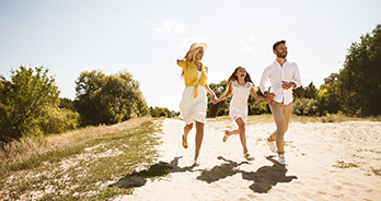 Familie buiten met mooi weer