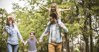 Gezin wandelen door het bos