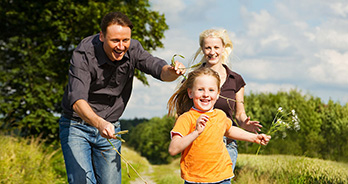 Gezin in de natuur