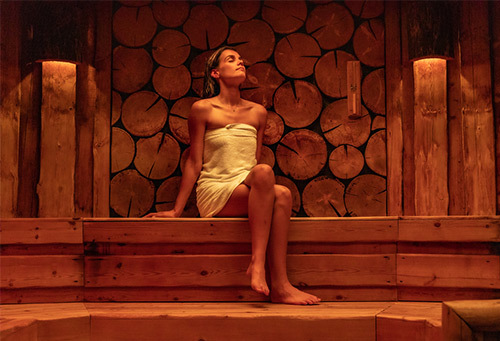 vrouw in de sauna
