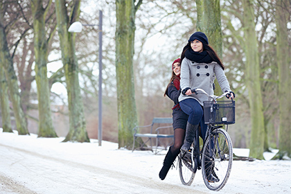 Samen fietsen in de sneeuw