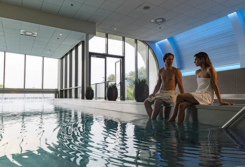 Samen in het binnenzwembad van Wellnessresort Sittard