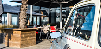 auto bij terras Grand Café NEXT