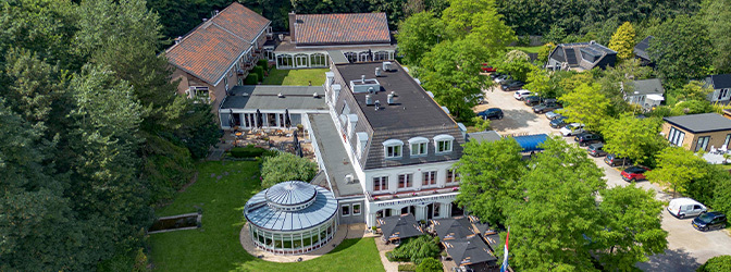 672 x 250 fletcher hotel restaurant de witte raaf exterieur pand drone