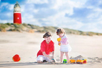 familie kijkt naar de stad
