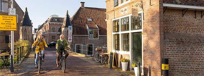 672 x 250 Fietsen oude stad