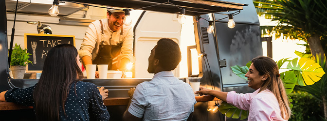 672 x 250 Mensen bij foodtruck