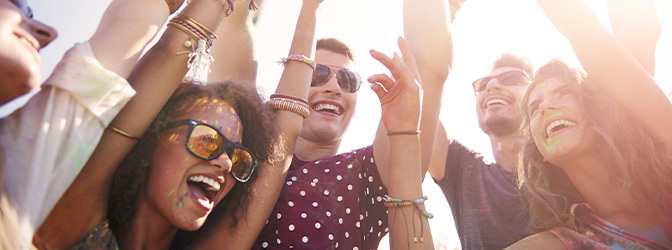 672 x 250 Groep vrienden genieten tijdens een festival