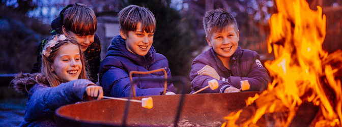 672 x 250 Kinderen marshmellows kampvuur