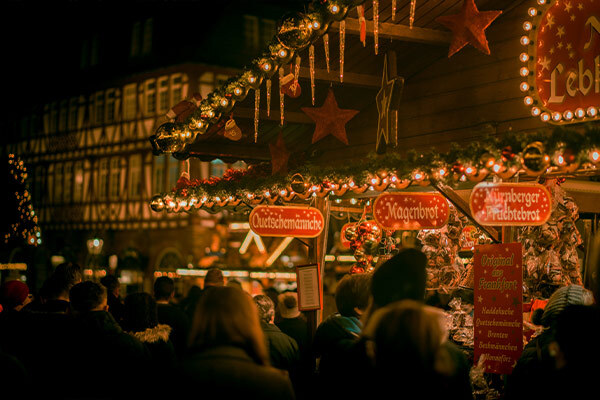 Sfeervolle kerstmarkt met lichtjes.