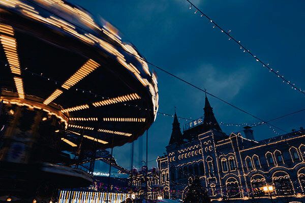 Draaimolen op kermis tijdens kerstmarkt