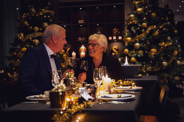 Stel geniet van kerstdiner.