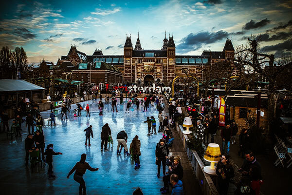 Mensen aan het schaatsen in Amsterdam.
