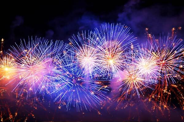 Vuurwerk in een donkere lucht