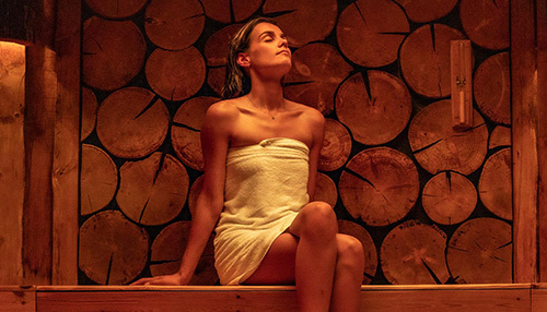 Vrouw geniet in de sauna van BLUE Wellnessresort Sittard