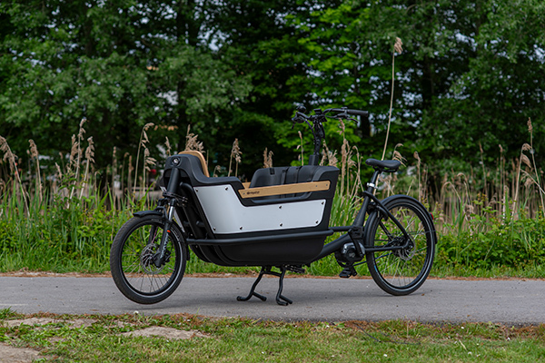 Electrische bakfiets staat geparkeerd