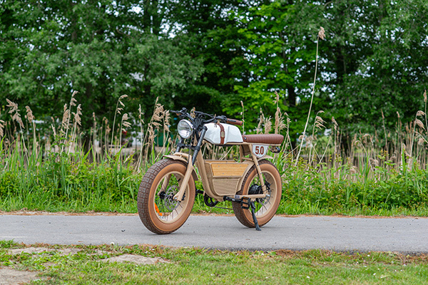 Man en vrouw fietsend op de retro bike