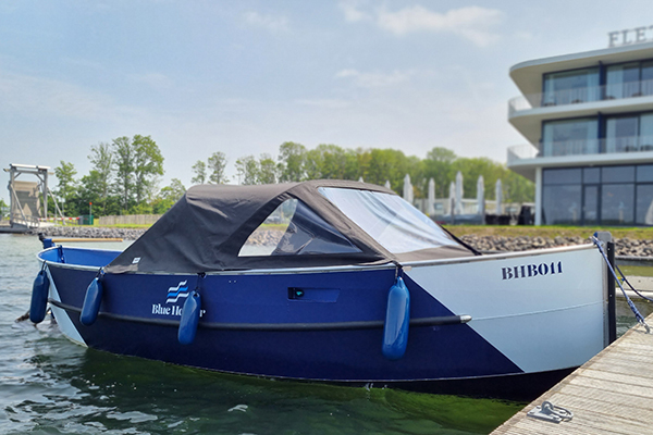 E-sloep in het water