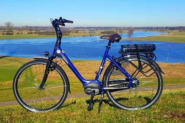 Man en vrouw op de fiets