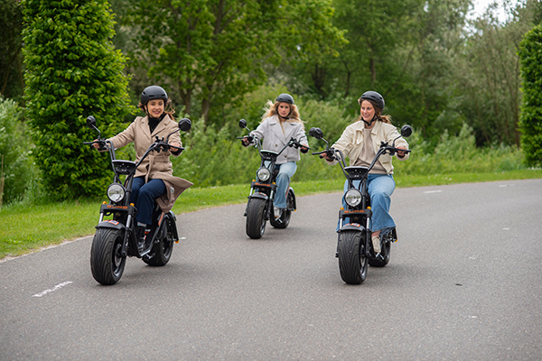 drie vriendinnen op een e-chopper