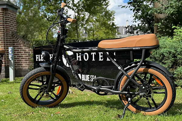 Een BOHLT fatbike geparkeerd