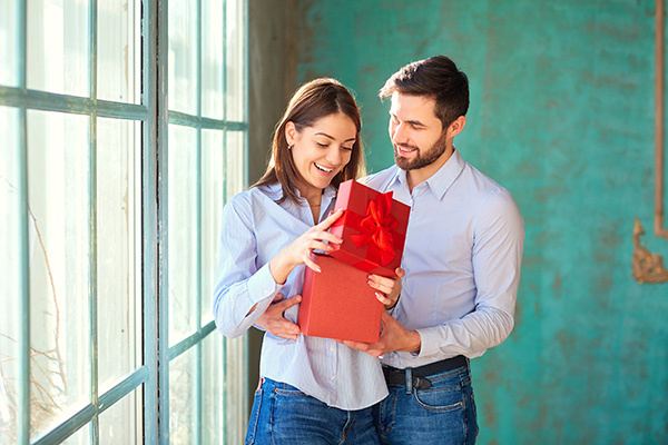 Stel geeft elkaar cadeau