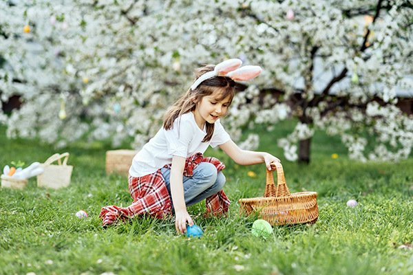 Meisje raapt paaseieren