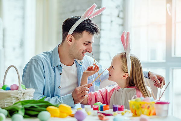Vader en dochter verven paaseieren
