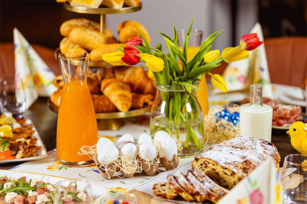 Tafel gevuld met paasbrunch gerechten