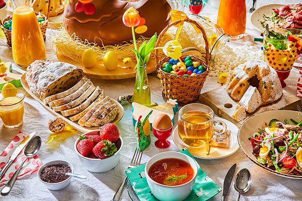 Goed gevulde tafel met verschillende broden en soepjes