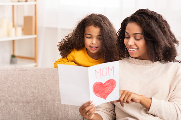 Oma, moeder en kinderen geven cadeaus