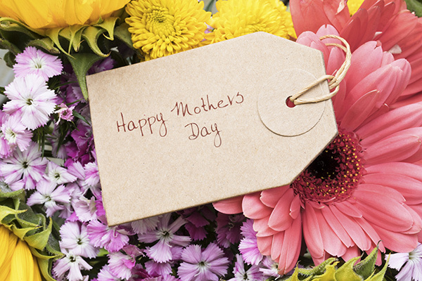 Bloemen met kaartje moederdag
