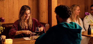 Man en vrouw in badjas op bed