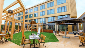 Pand en terras van Fletcher Hotel-Restaurant ByZoo Emmen