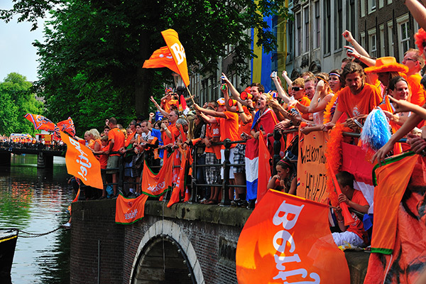 Groep in oranje aan de gracht