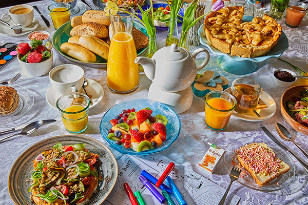 gedekte tafel met brunch gerechten