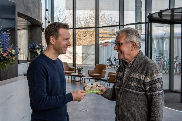 Zoon geeft vader cadeaukaart