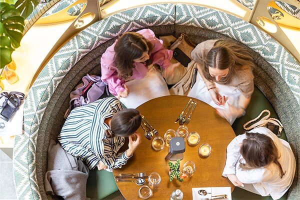 Vriendinnen aan tafel bij Slaakhuys