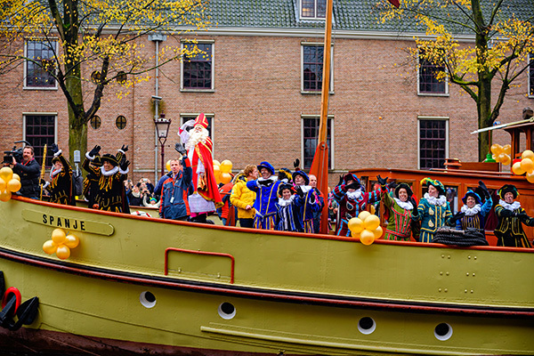 Sint en Piet op de stoomboot